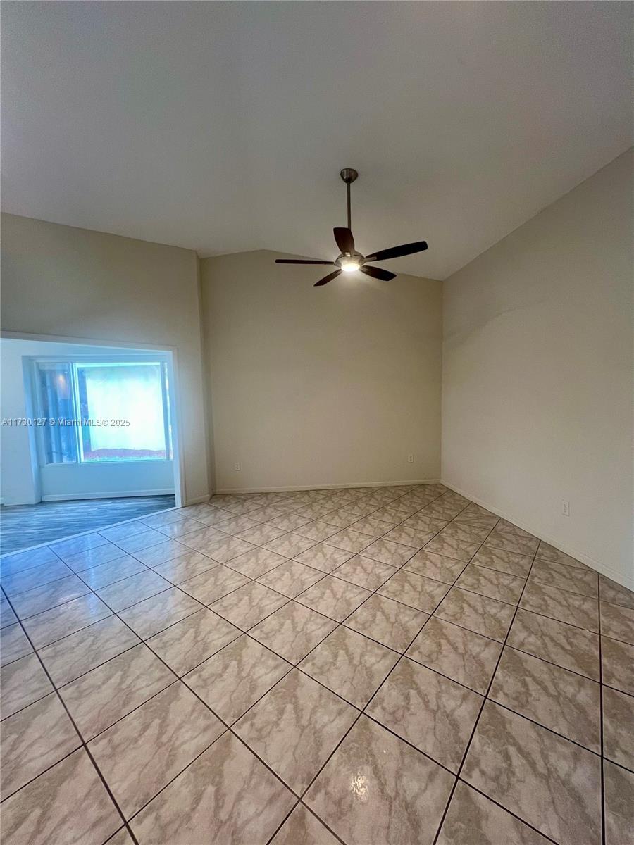 1875 Se 6th Ct Property Photo 2