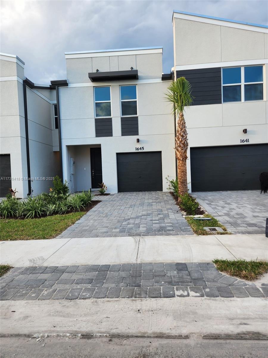 1645 Lindley St Property Photo