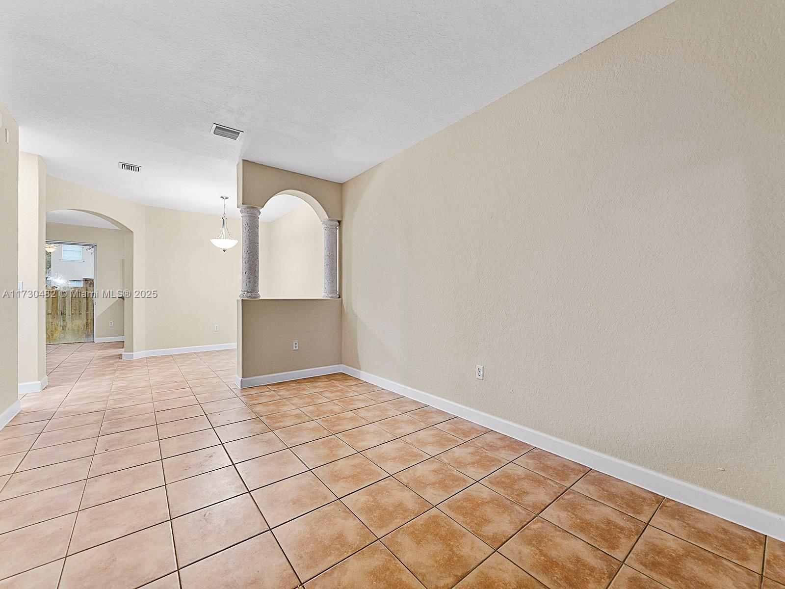 2463 Se 15th Ct Property Photo 3