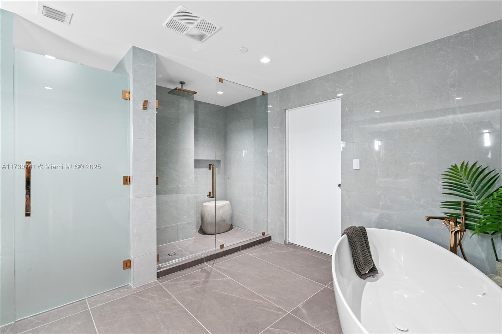 1116 N Ocean Blvd 1805 Property Photo 32