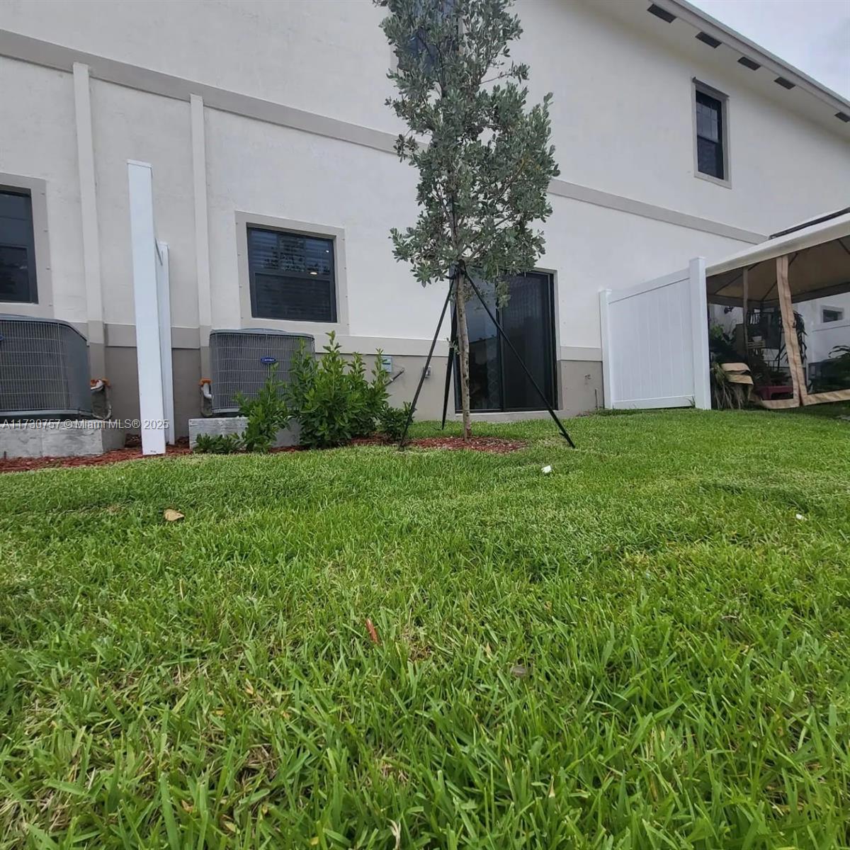 1137 Sw 6th Ct Property Photo 3