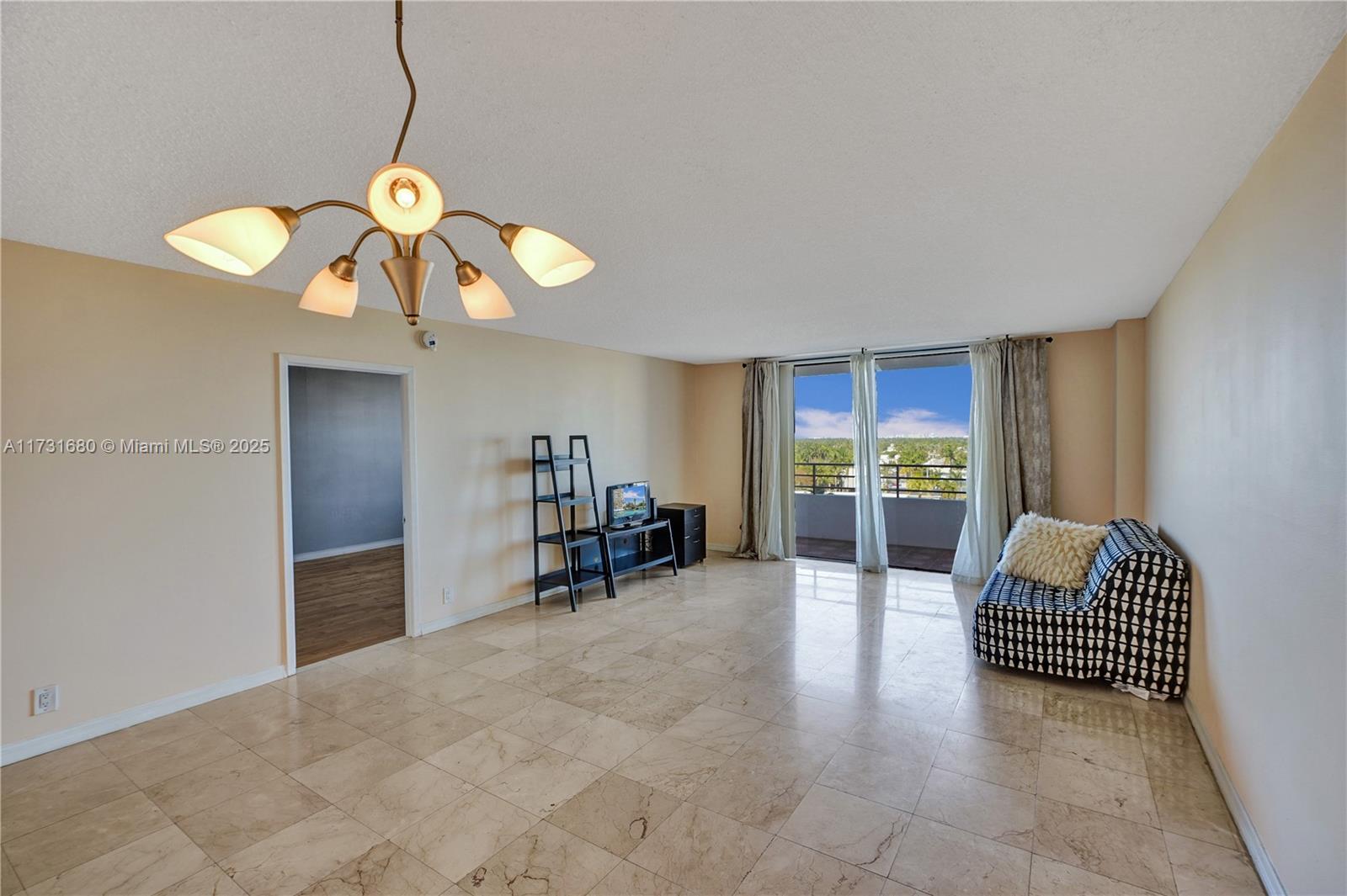 2500 Parkview Dr 808 Property Photo 4