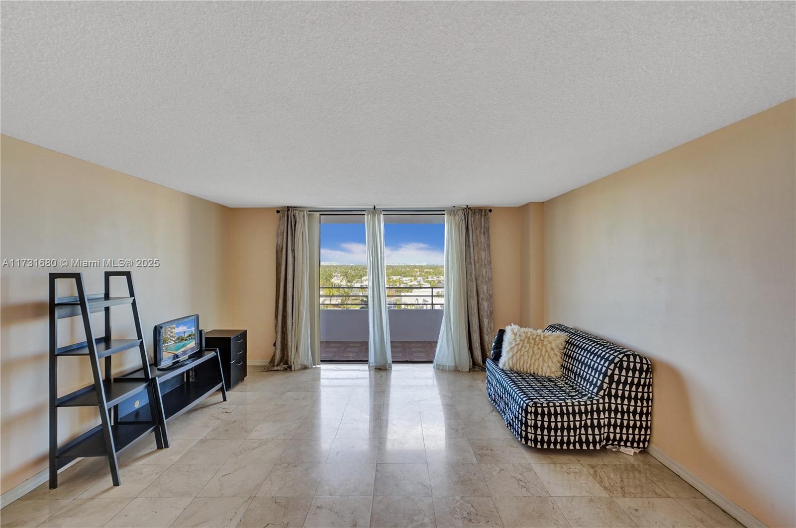 2500 Parkview Dr 808 Property Photo 9