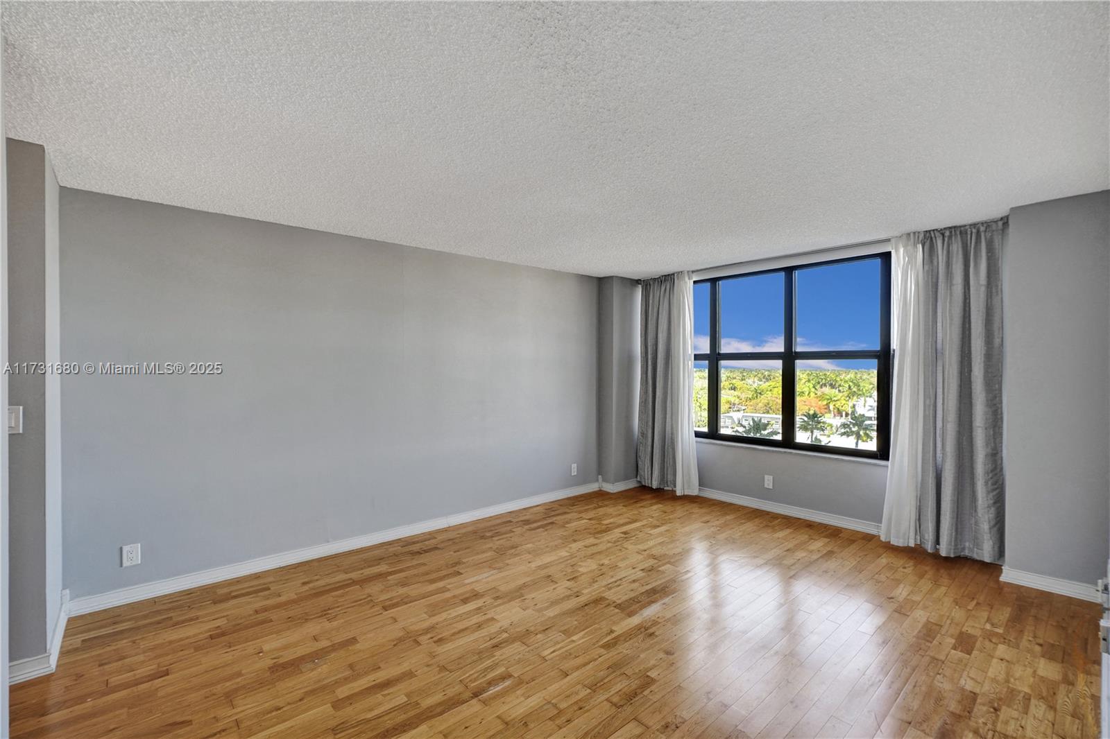 2500 Parkview Dr 808 Property Photo 12