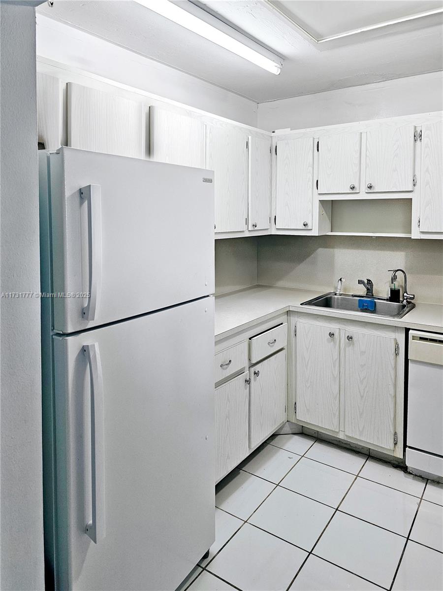 16950 W Dixie Hwy A427 Property Photo 5