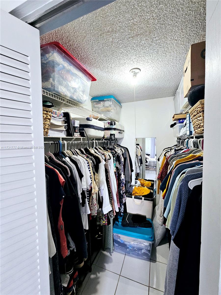 16950 W Dixie Hwy A427 Property Photo 10