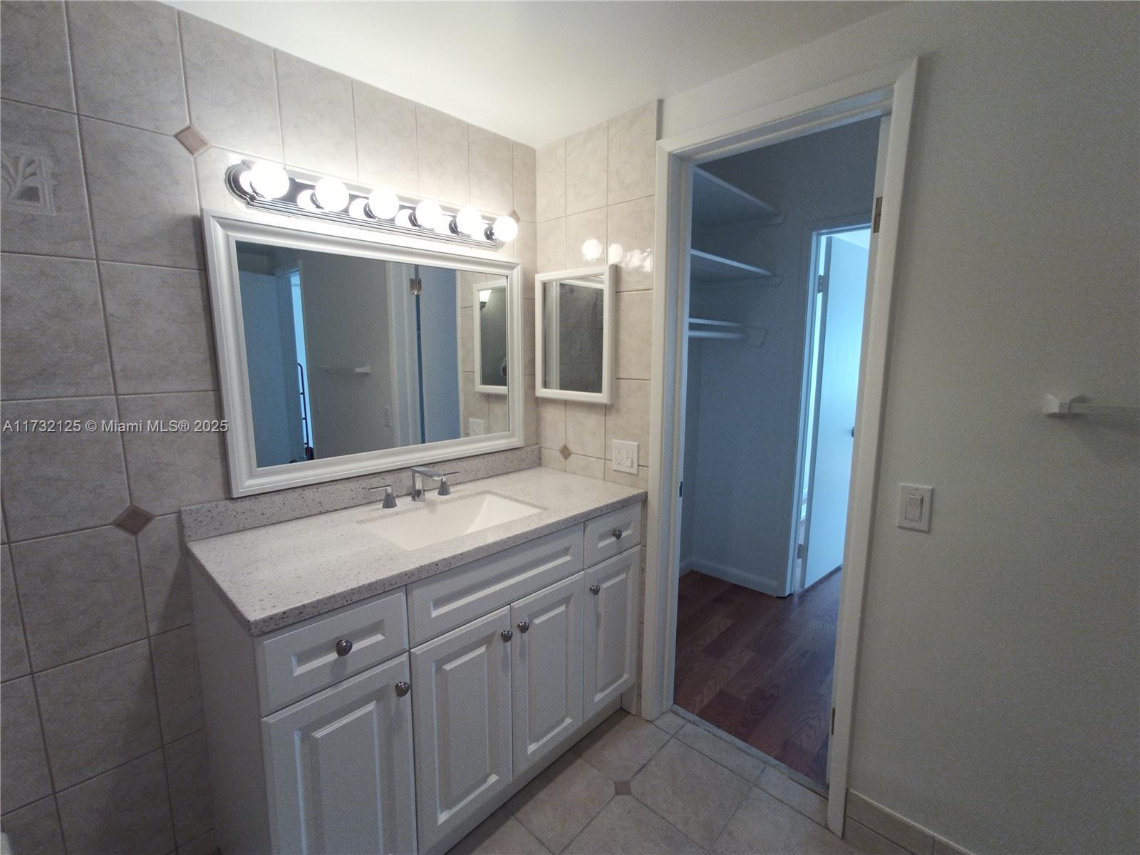 450 Golden Isles Dr 2b Property Photo 18