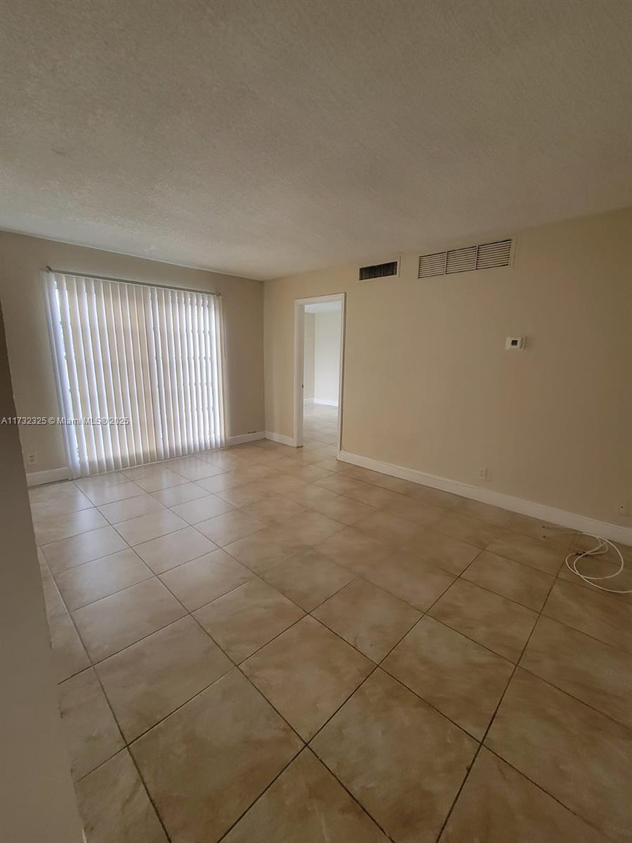 4419 Treehouse Ln H Property Photo 4