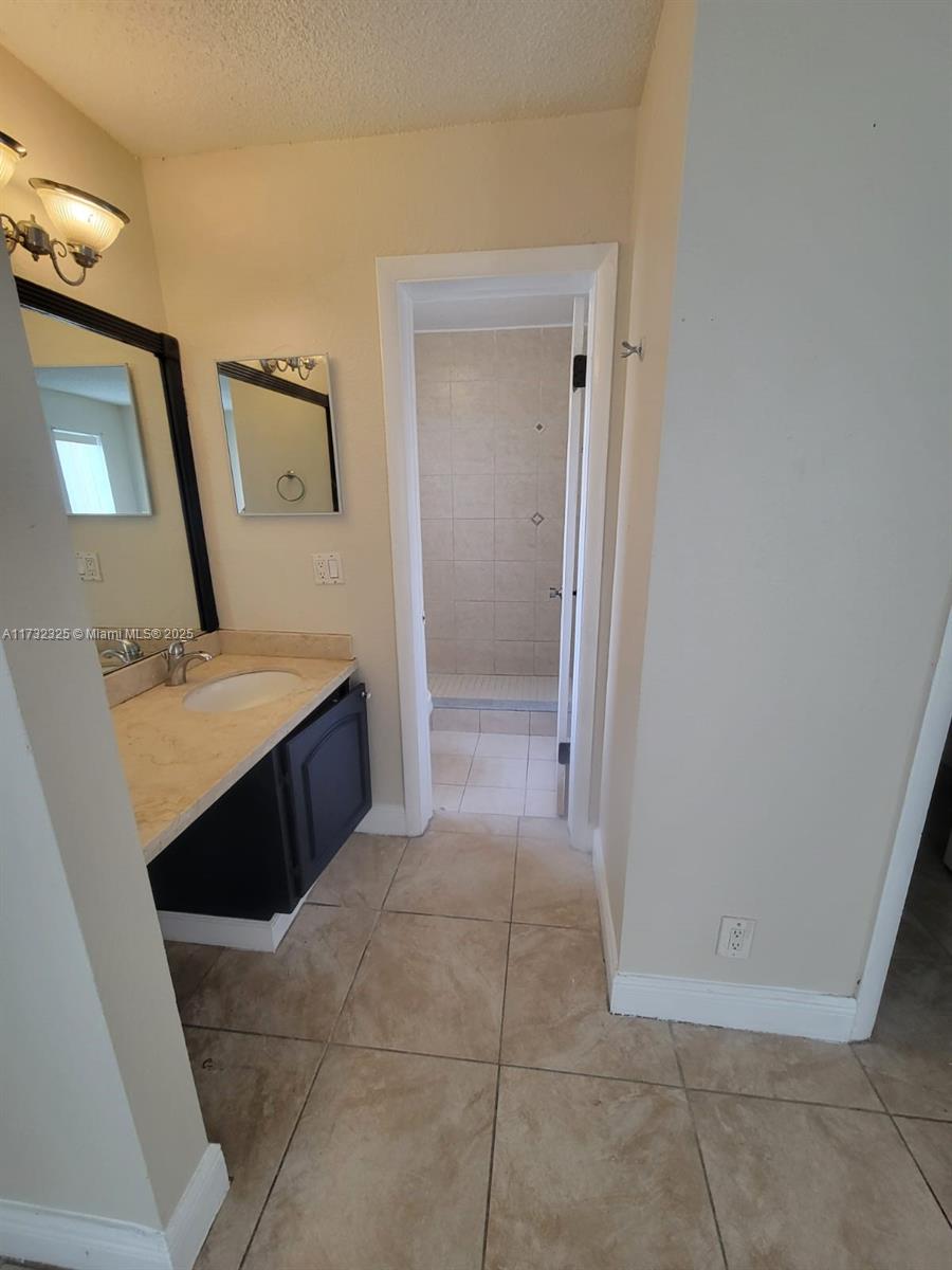 4419 Treehouse Ln H Property Photo 6