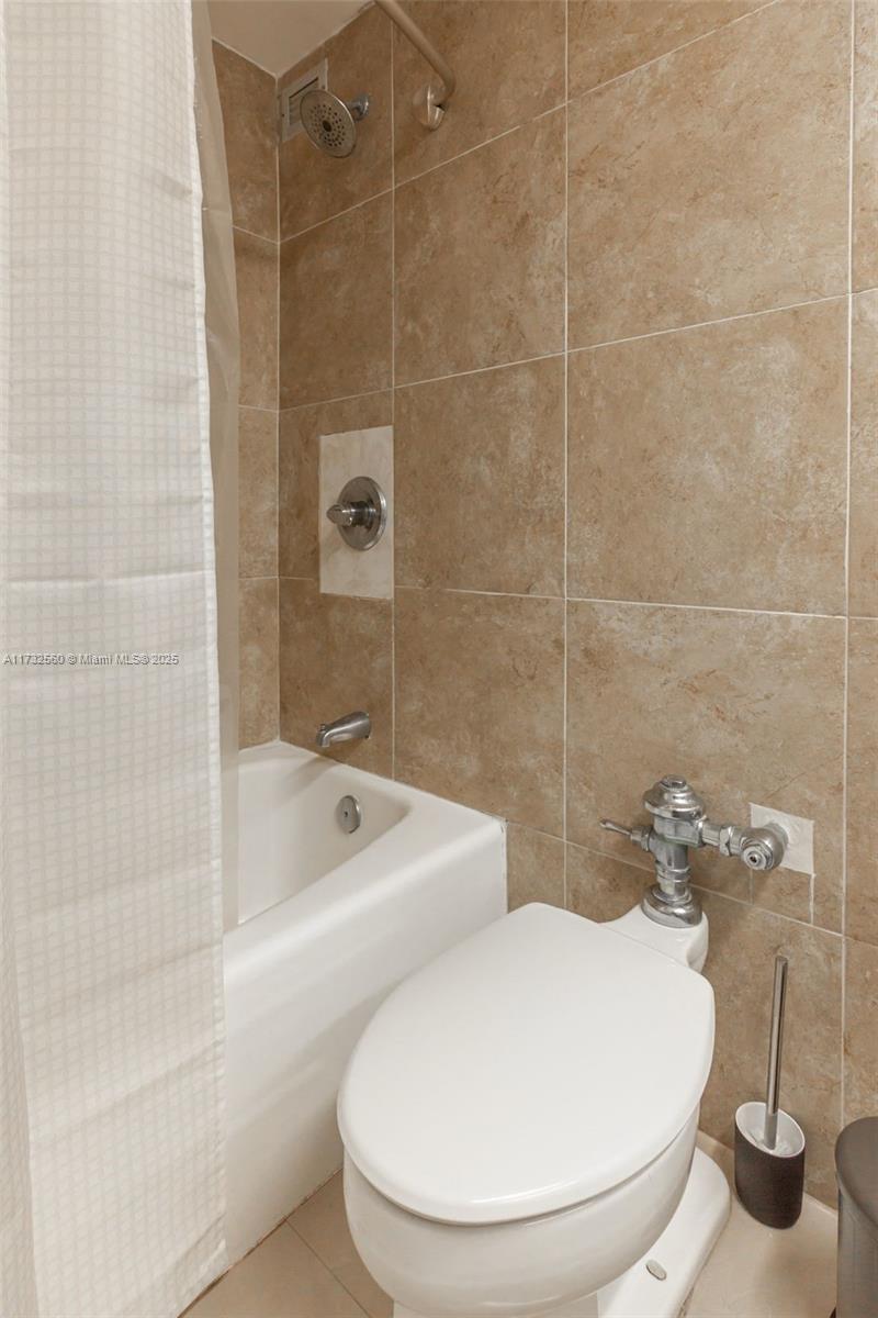 5445 Collins Ave 1623 Property Photo 14