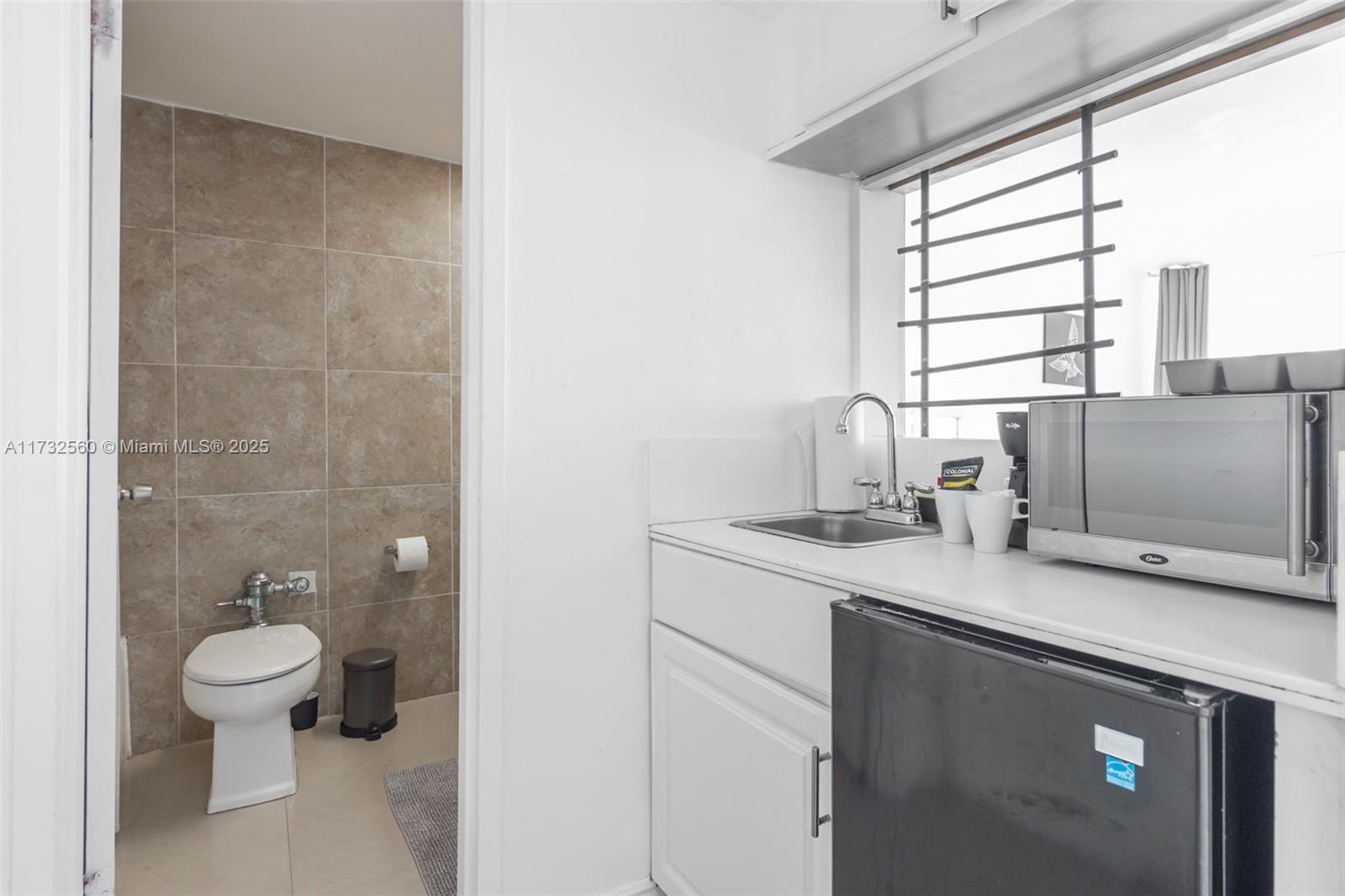 5445 Collins Ave 1623 Property Photo 27