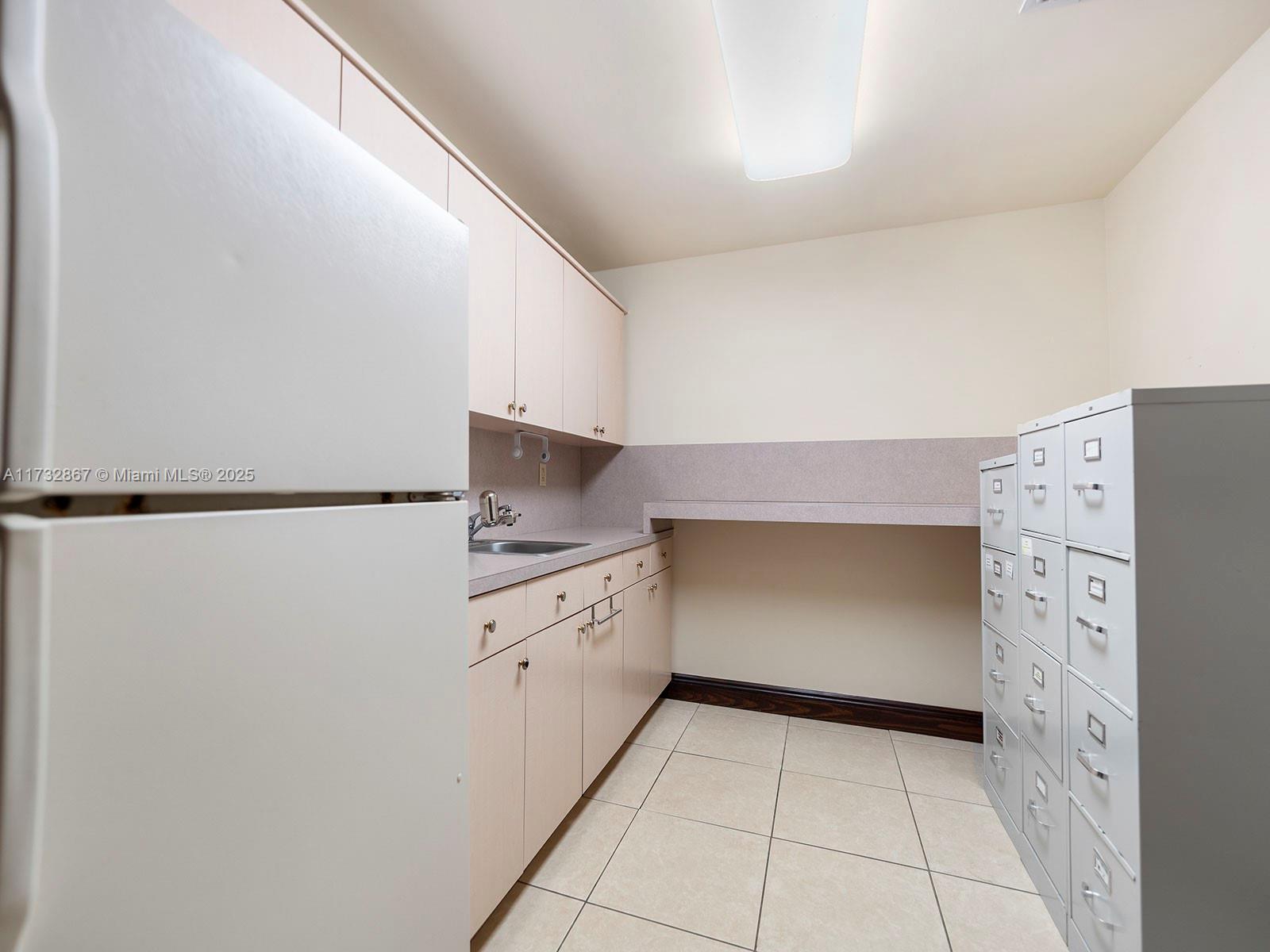 11050 N Kendall Dr 106 Property Photo 17