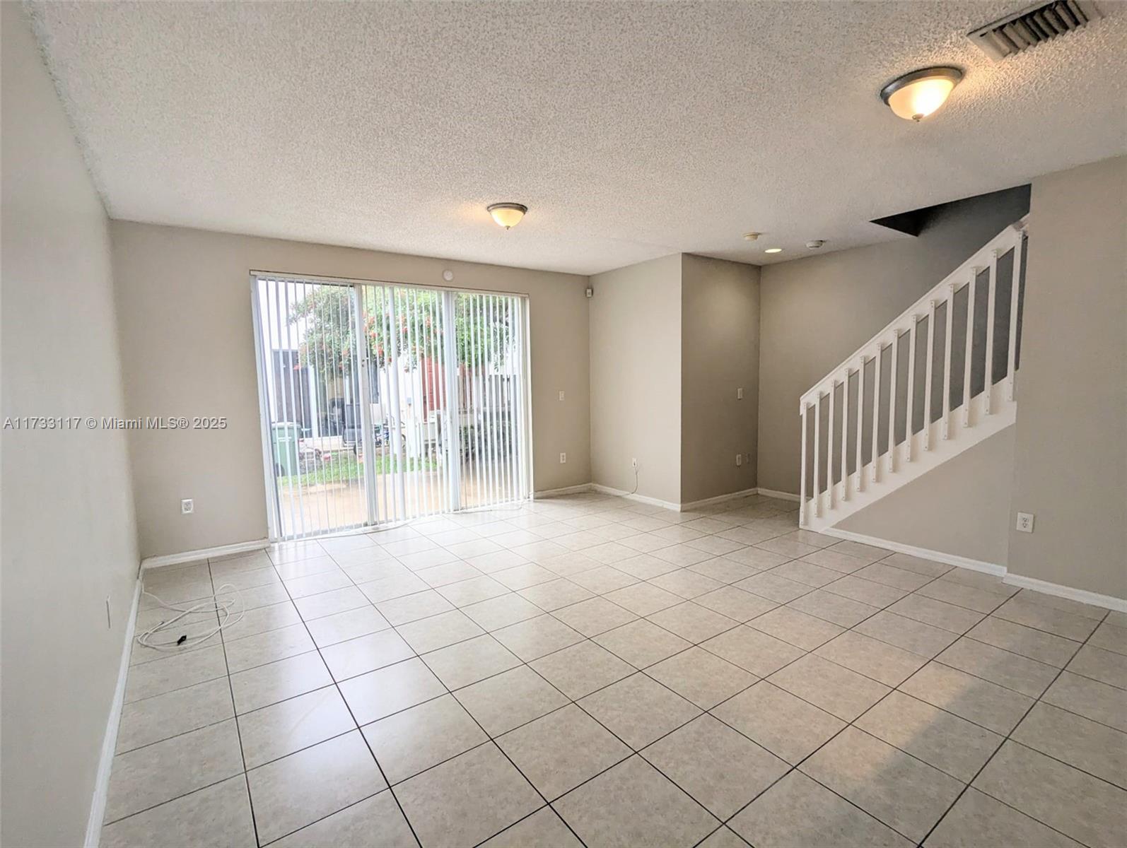 2340 Ne 42nd Cir Property Photo 5