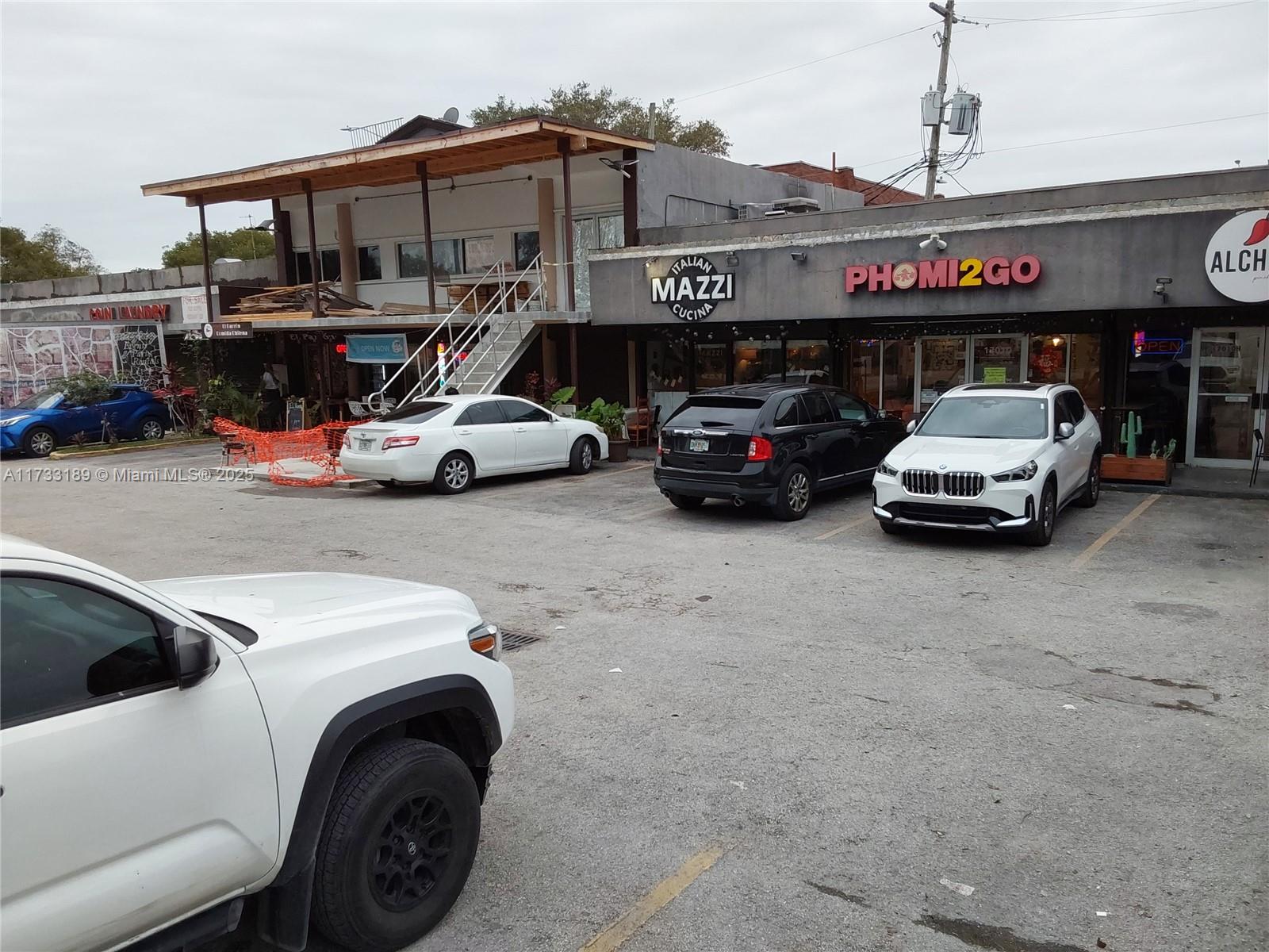 17010 W Dixie Hwy Property Photo