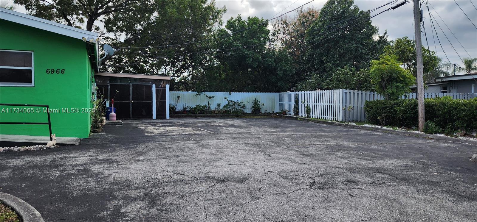 6966 Taft St Property Photo 3