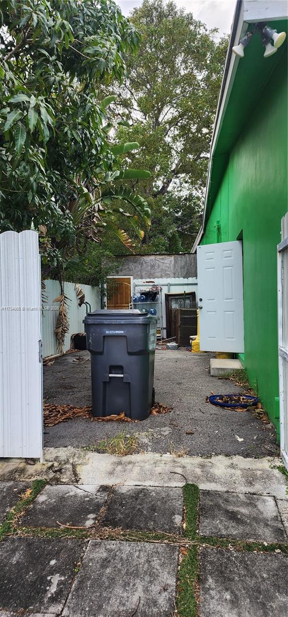 6966 Taft St Property Photo 9