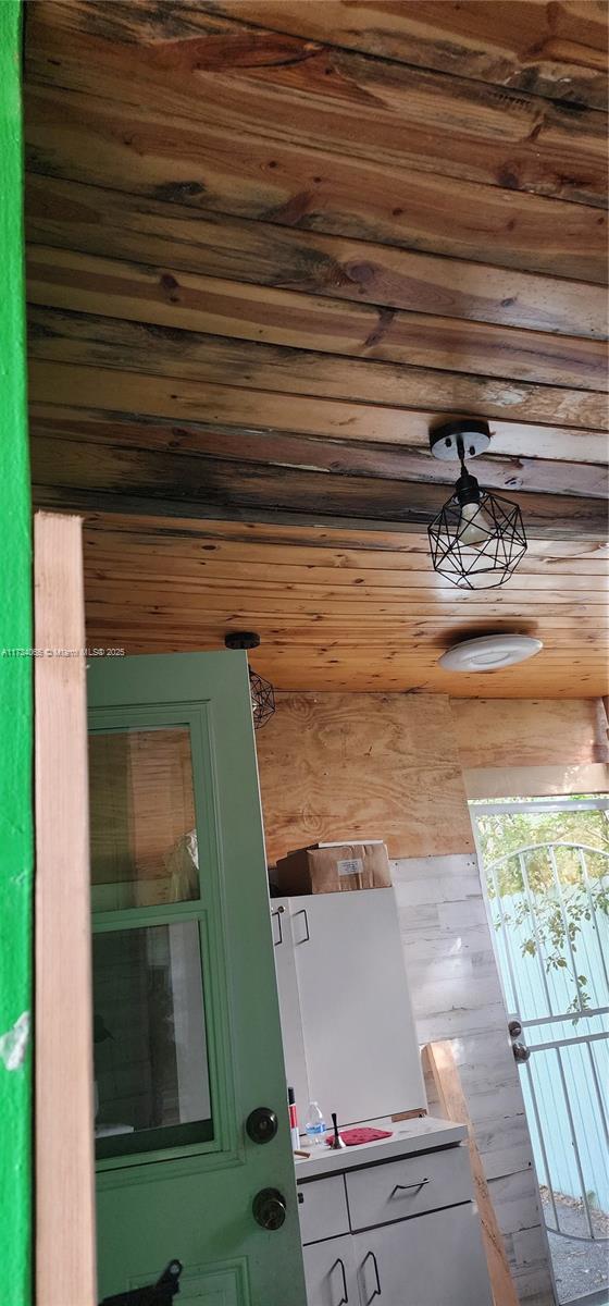 6966 Taft St Property Photo 15