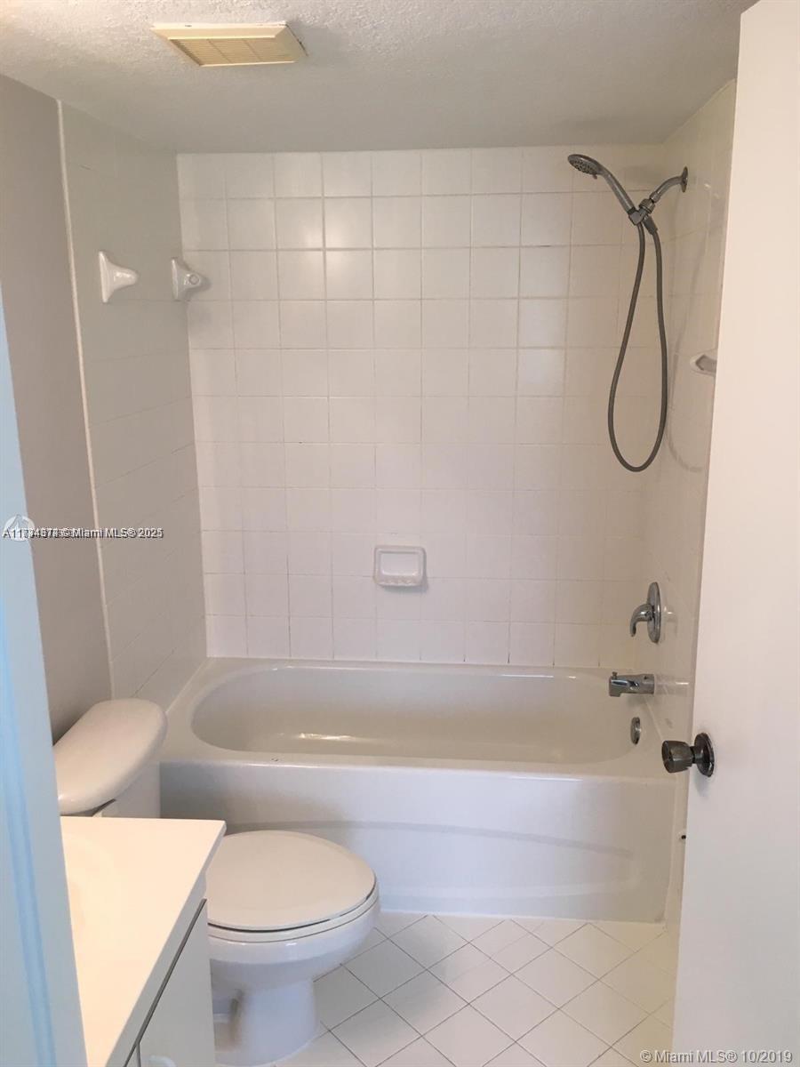 3398 Ne 9th Dr 102 Property Photo 5