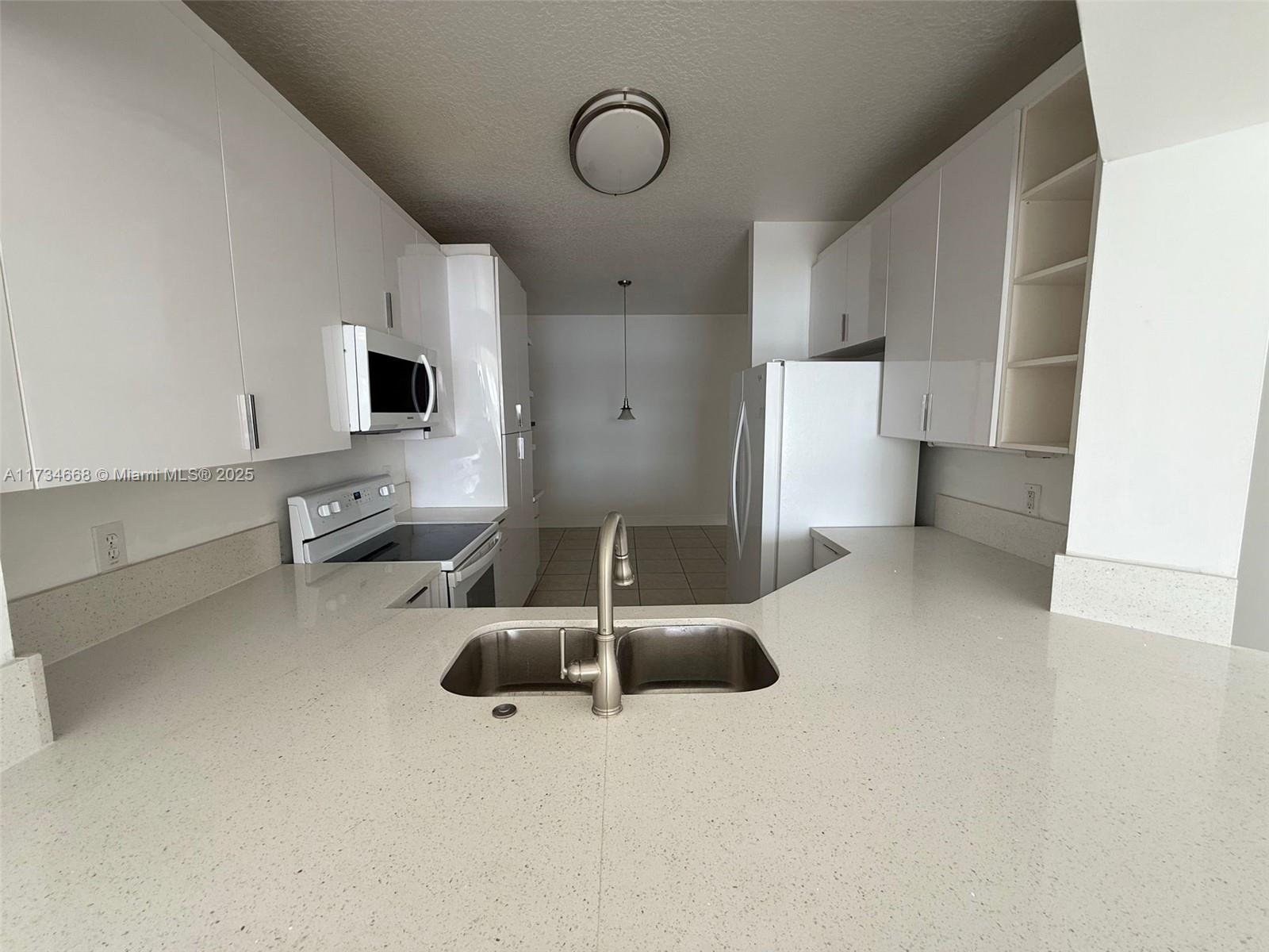 10750 Nw 66th St 405 Property Photo 7