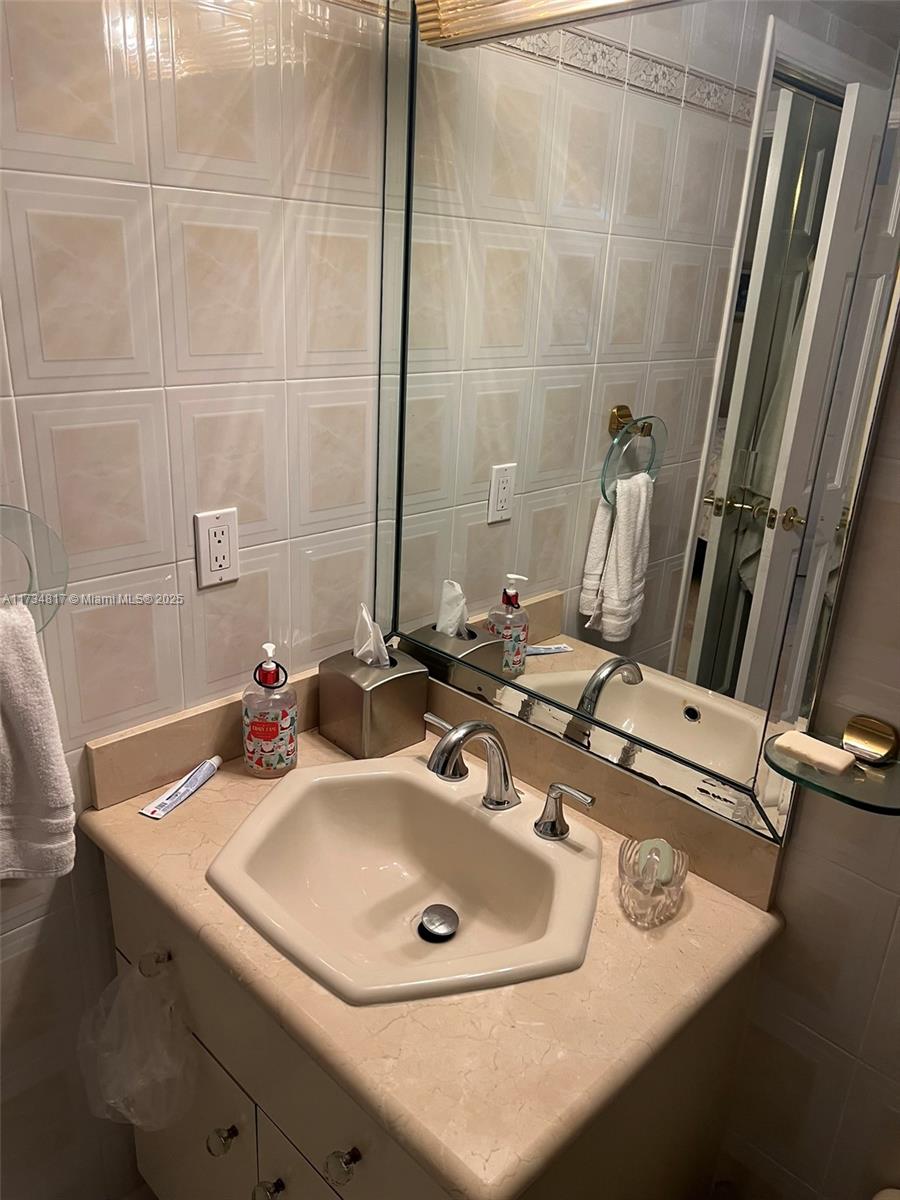 9801 Collins Ave 17j Property Photo 9