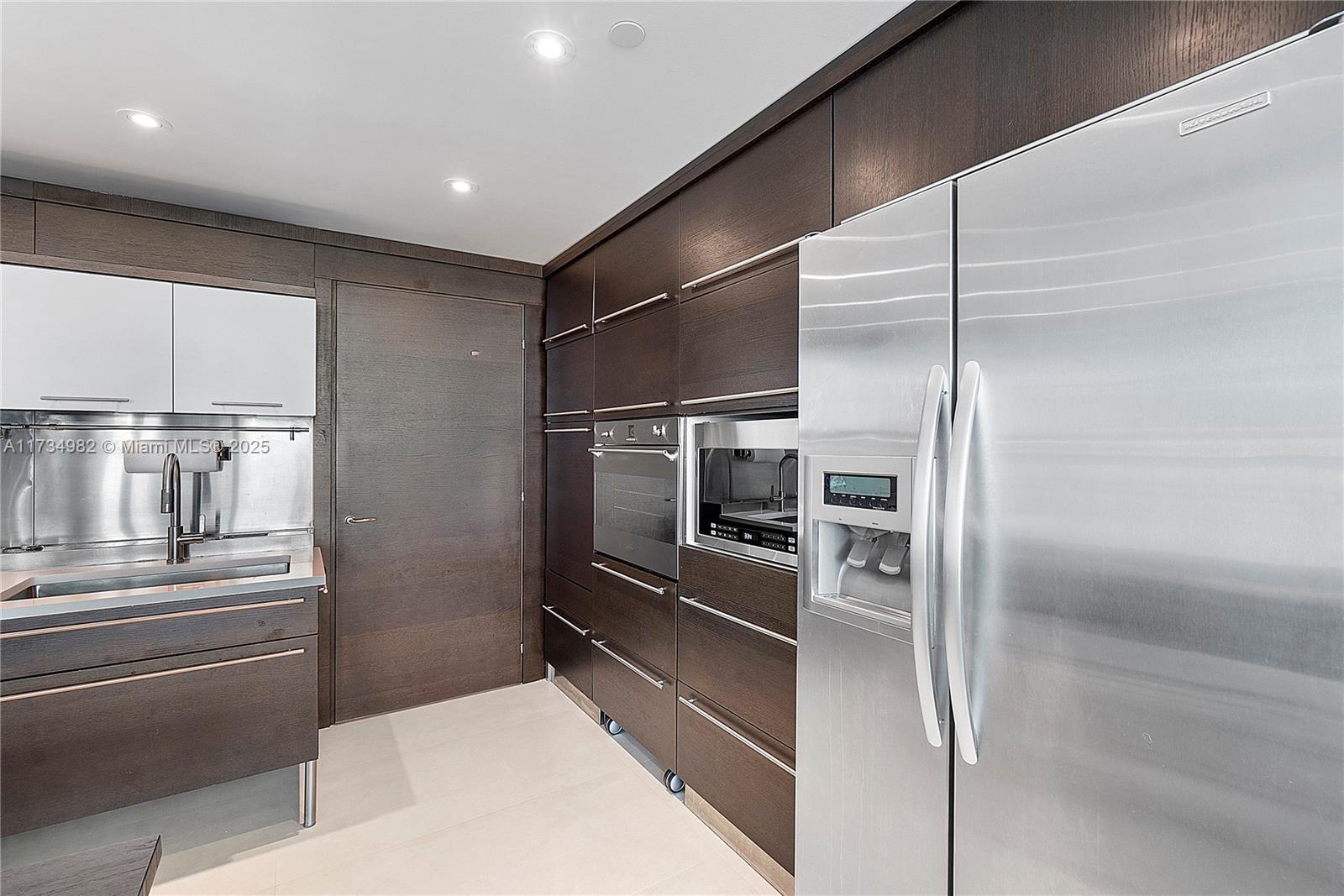 6000 Collins Ave 527 Property Photo 15