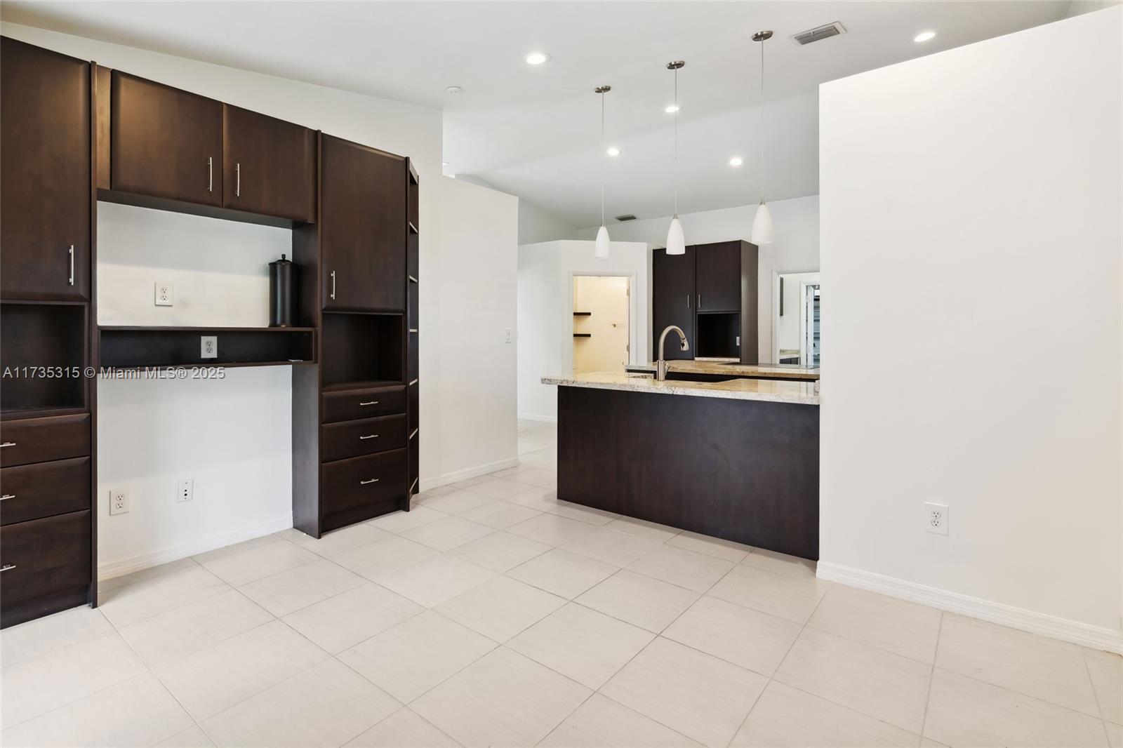11601 Island Rd Property Photo 10