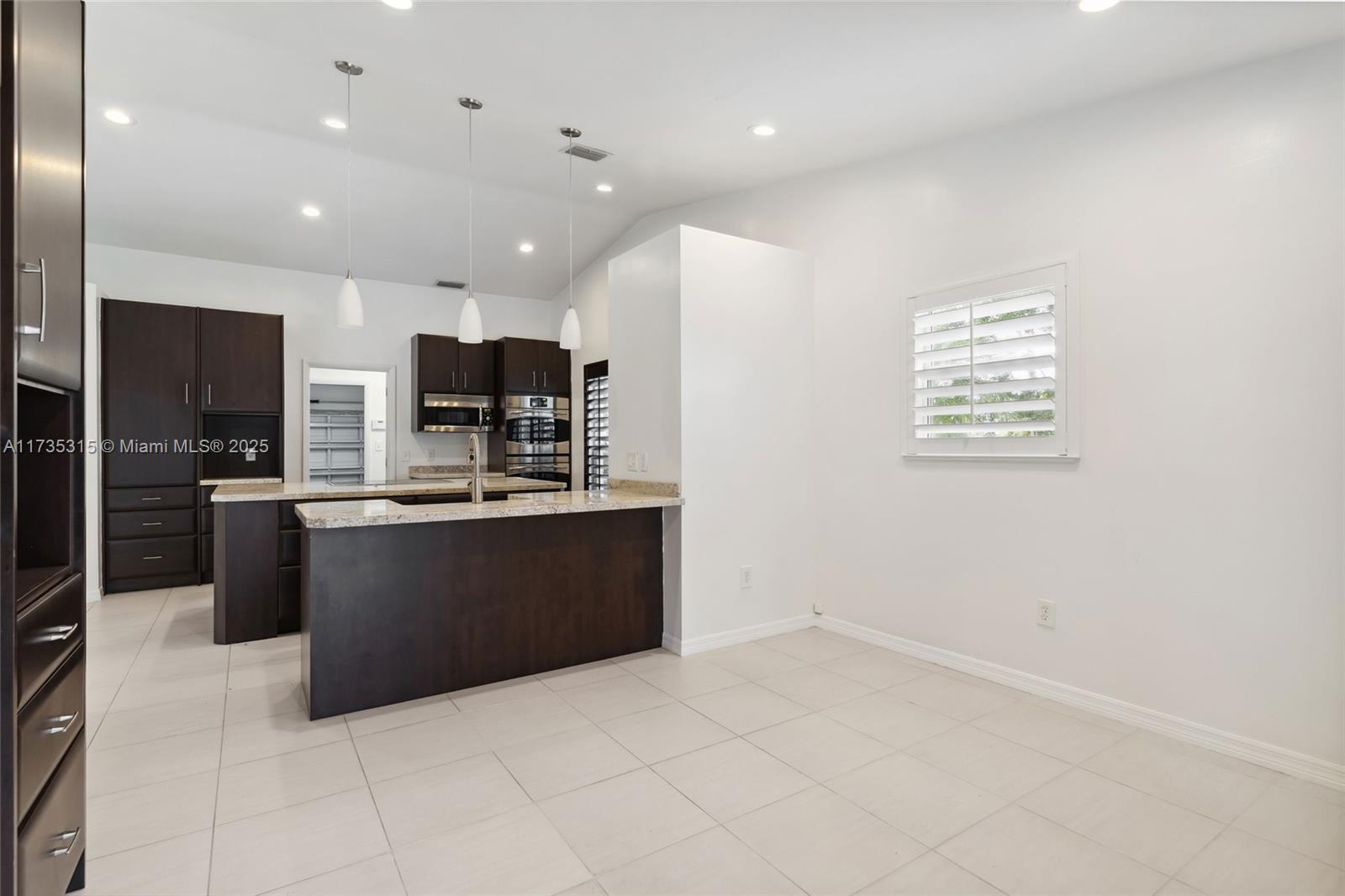 11601 Island Rd Property Photo 11