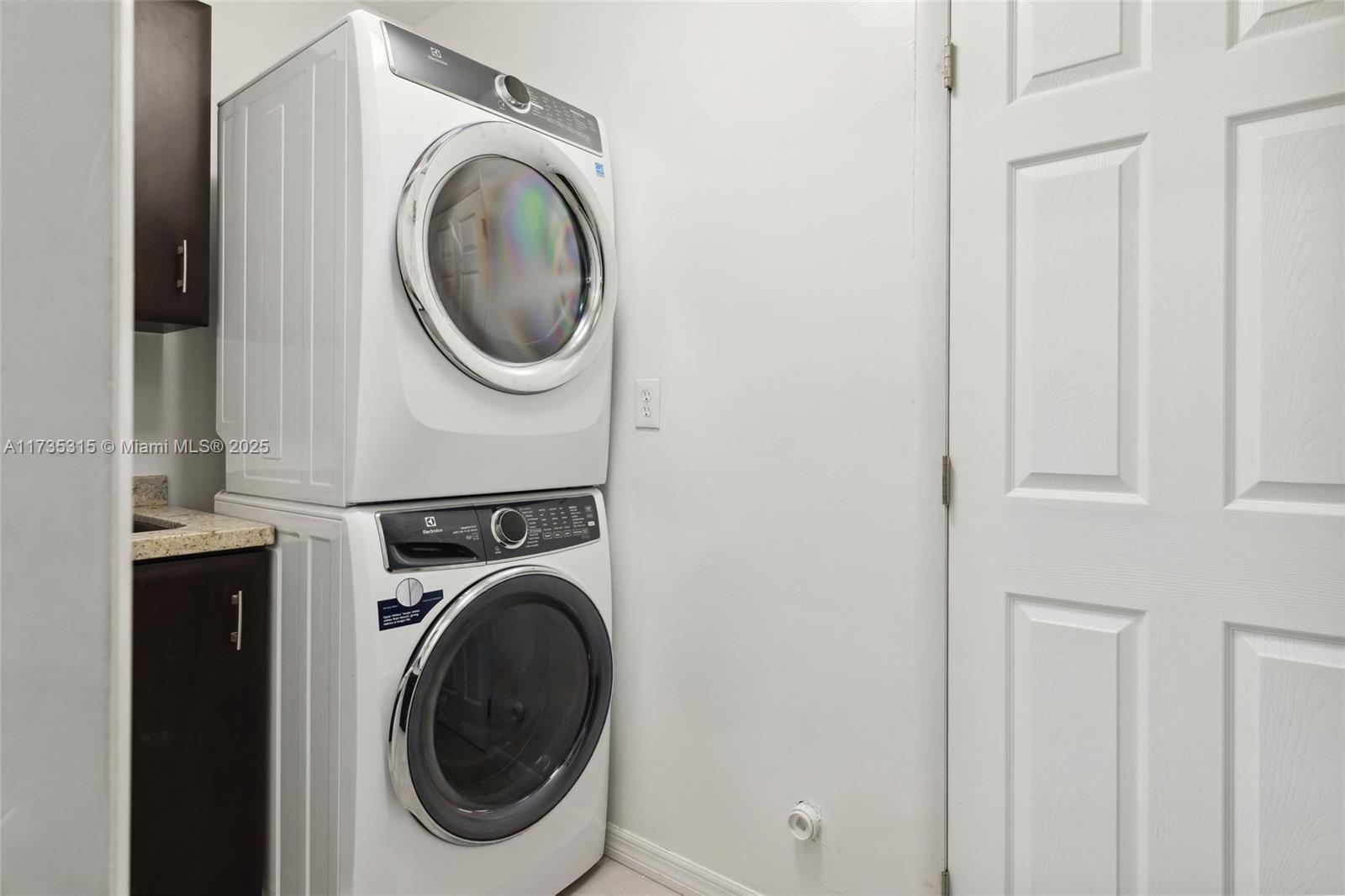 11601 Island Rd Property Photo 29