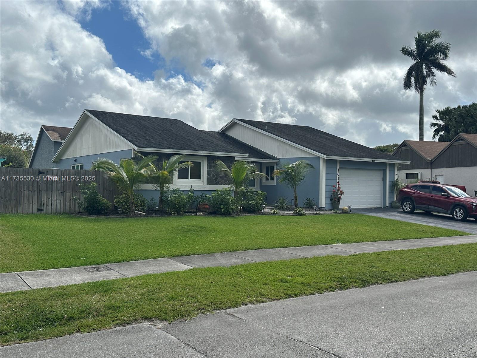 1614 N Goldeneye Ln Property Photo 2