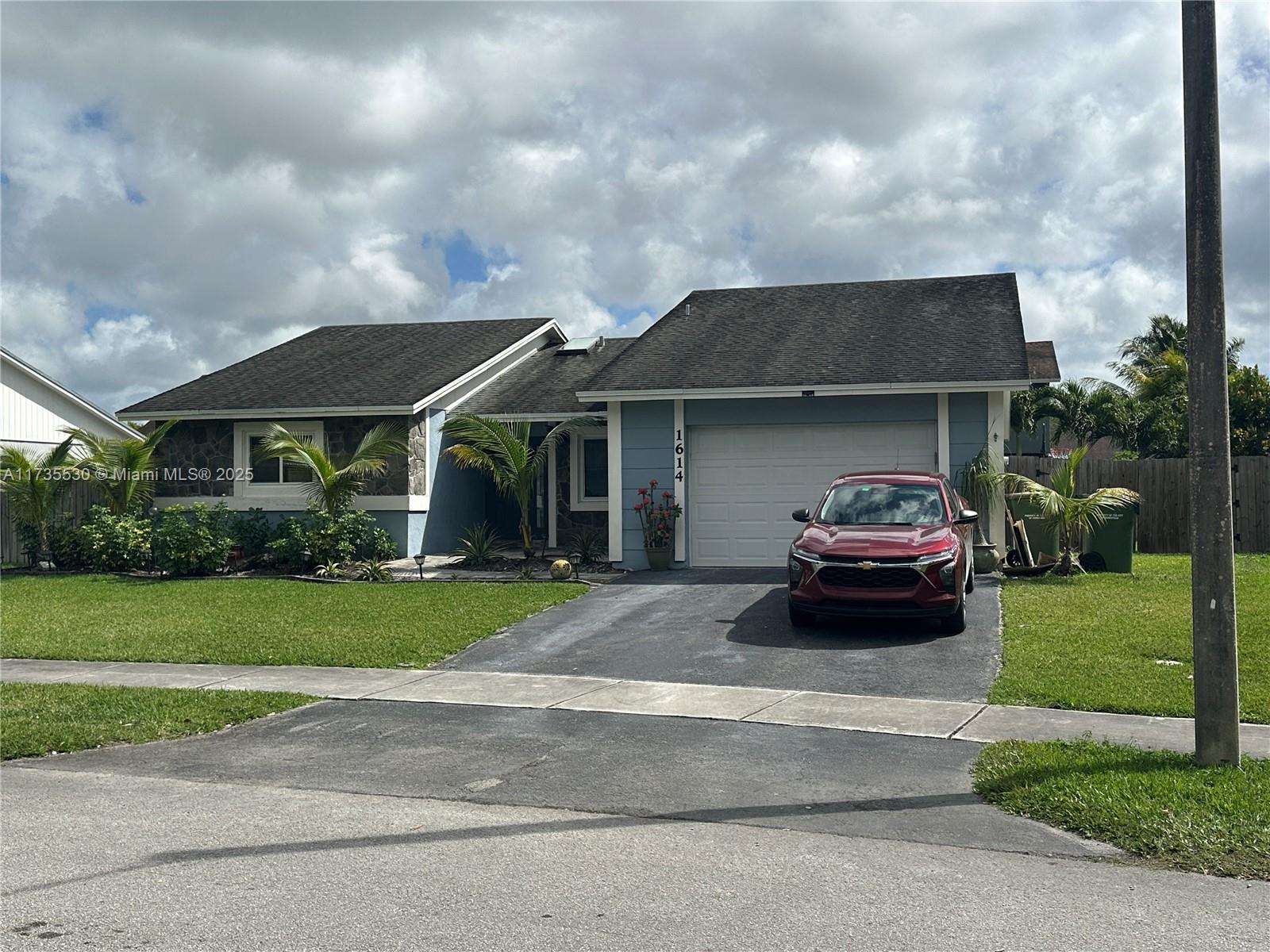 1614 N Goldeneye Ln Property Photo 3