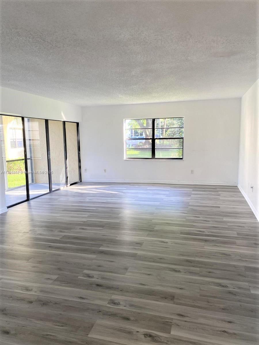 2050 Oleander Blvd 5-101 Property Photo 2