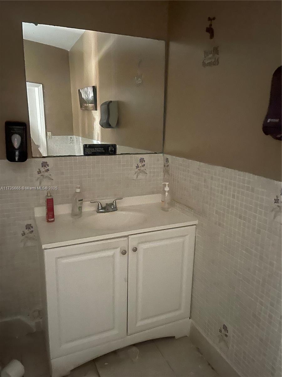 889 Foster Rd Property Photo 7