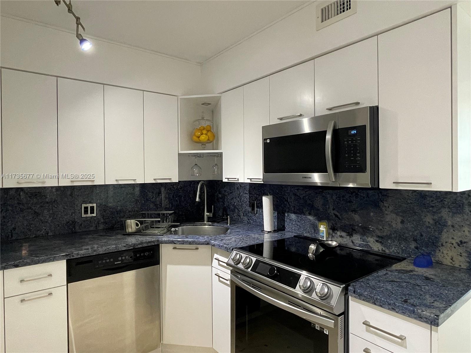 5151 Collins Ave 825 Property Photo 12