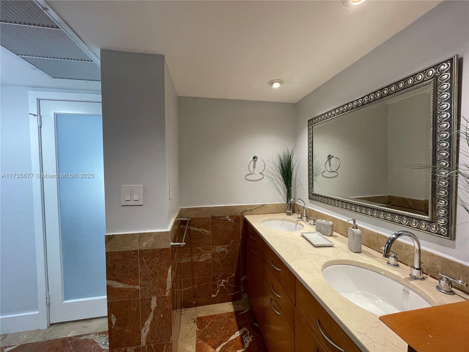5151 Collins Ave 825 Property Photo 18