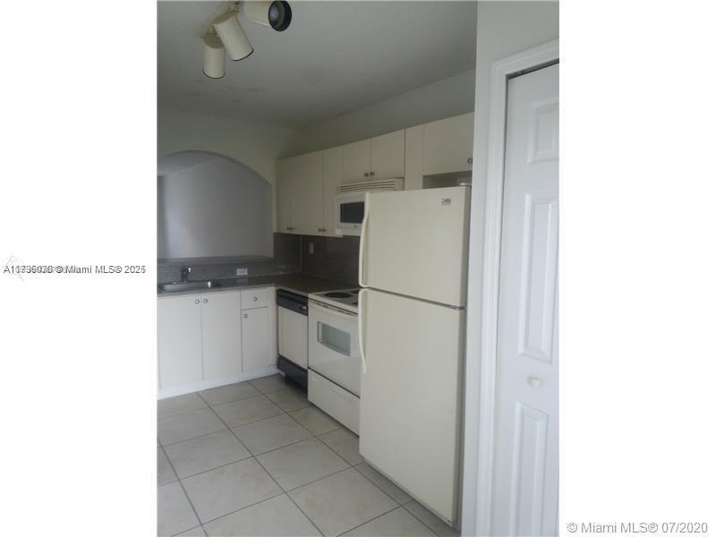 940 Ne 33rd Ter 102 Property Photo 3