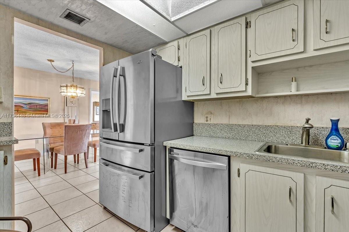 1200 Saint Charles Pl 402 Property Photo 15