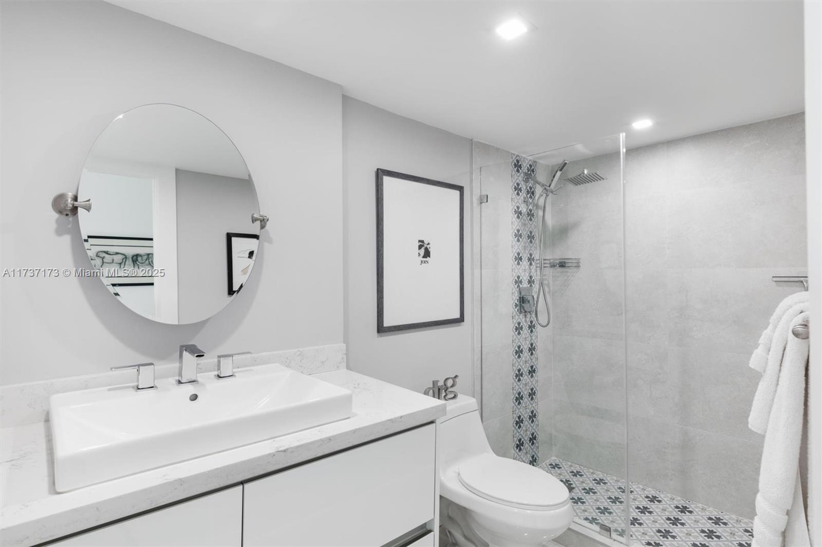 2555 Collins Ave 1106 Property Photo 18