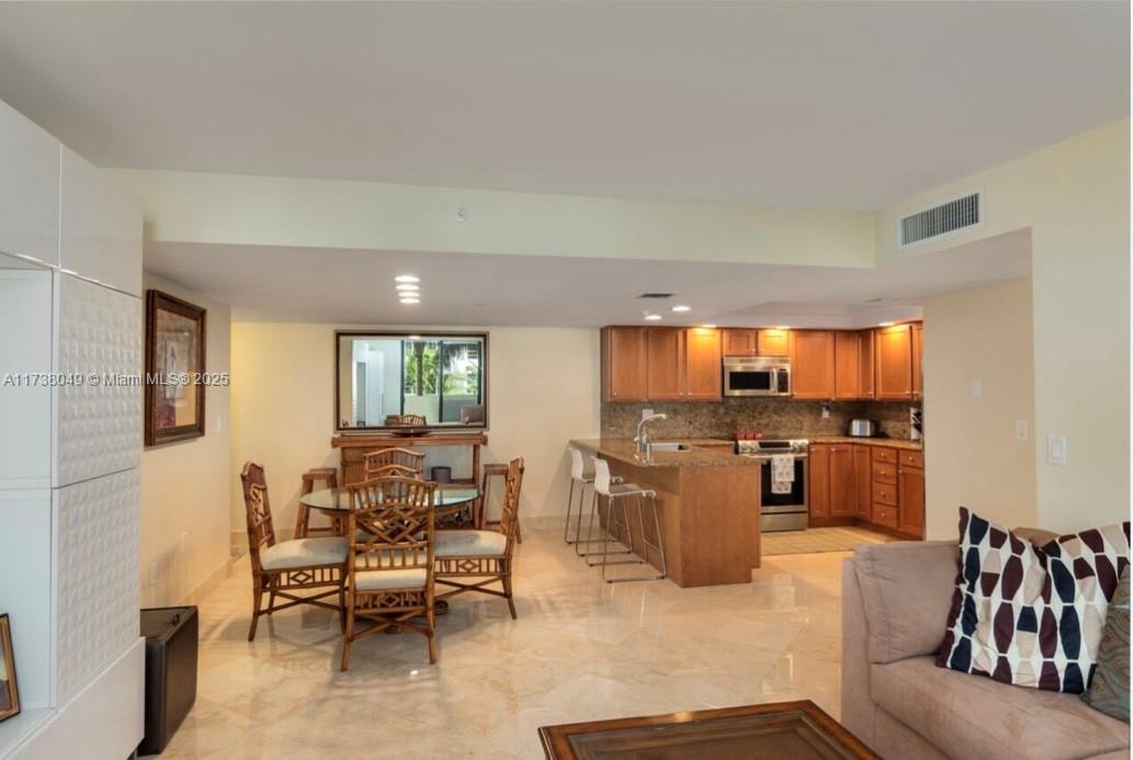 1623 Collins Ave 509 Property Photo 2