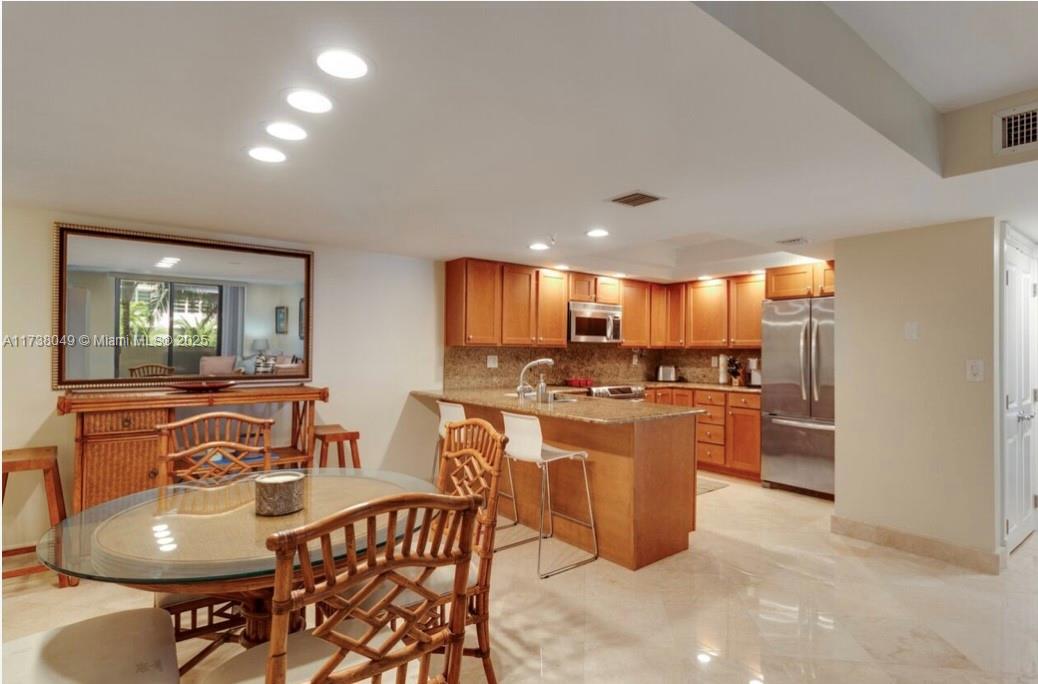 1623 Collins Ave 509 Property Photo 3