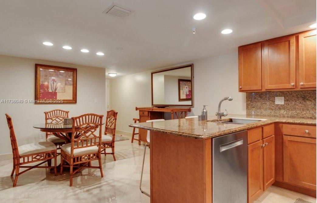 1623 Collins Ave 509 Property Photo 5