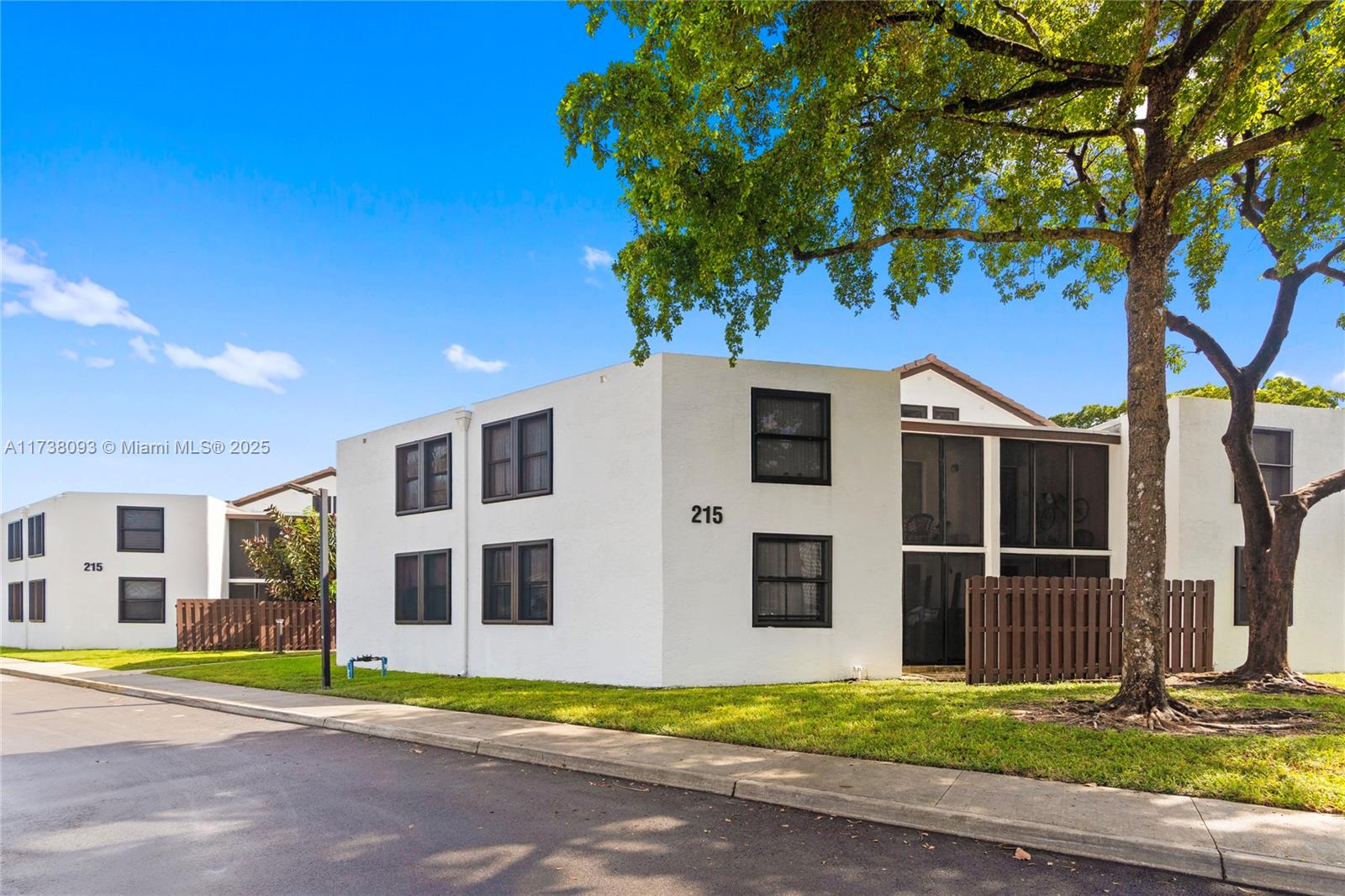 215 Lake Pointe Dr 105