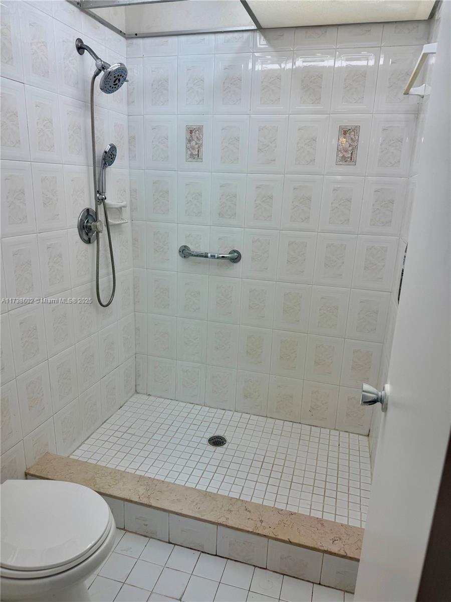 903 Ne 199th St 101 Property Photo 12