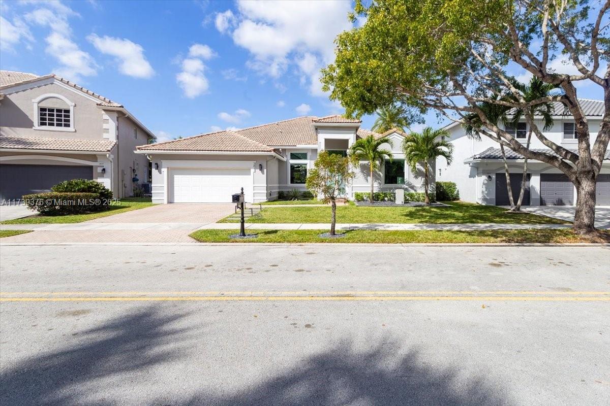 3847 Crestwood Cir Property Photo 4