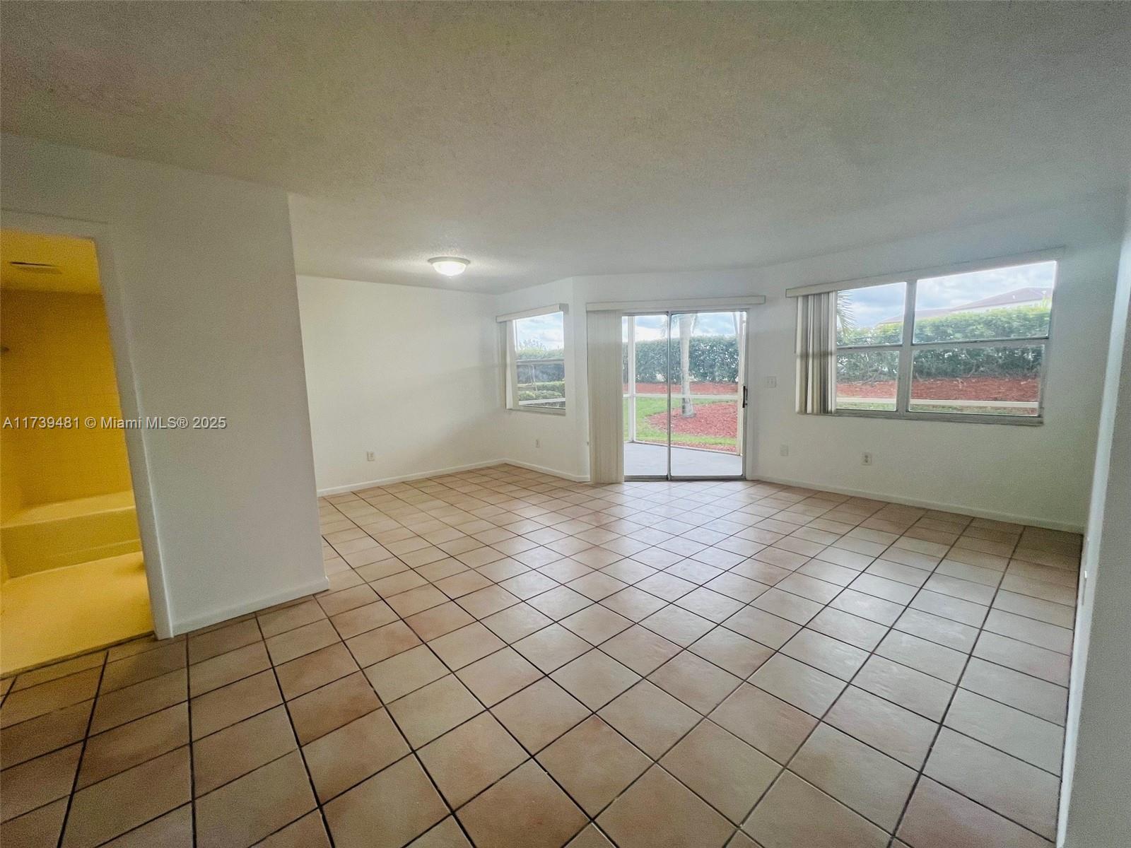 2253 Se 27 Dr 102 Property Photo 3