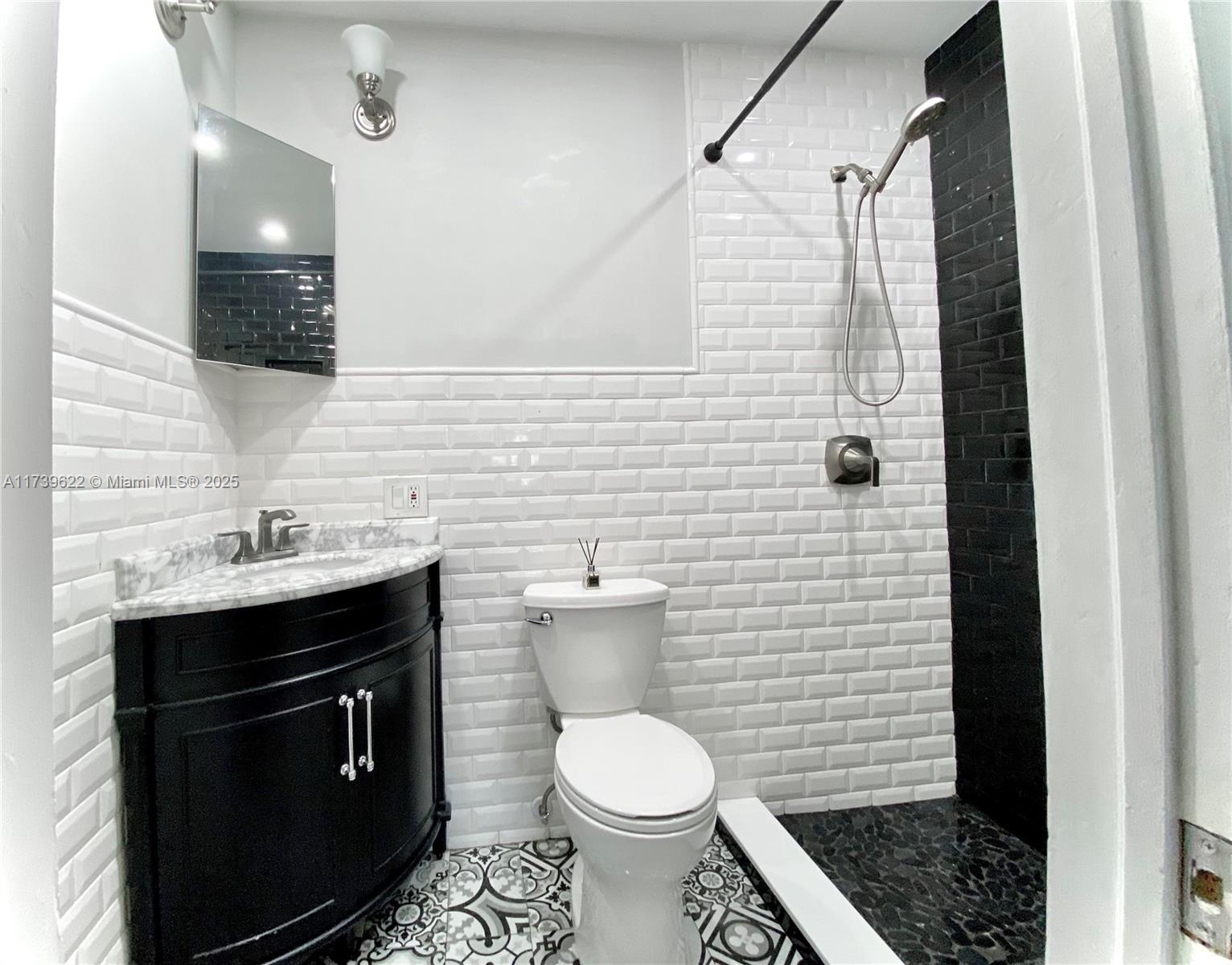 240 Hibiscus Dr A Property Photo 8