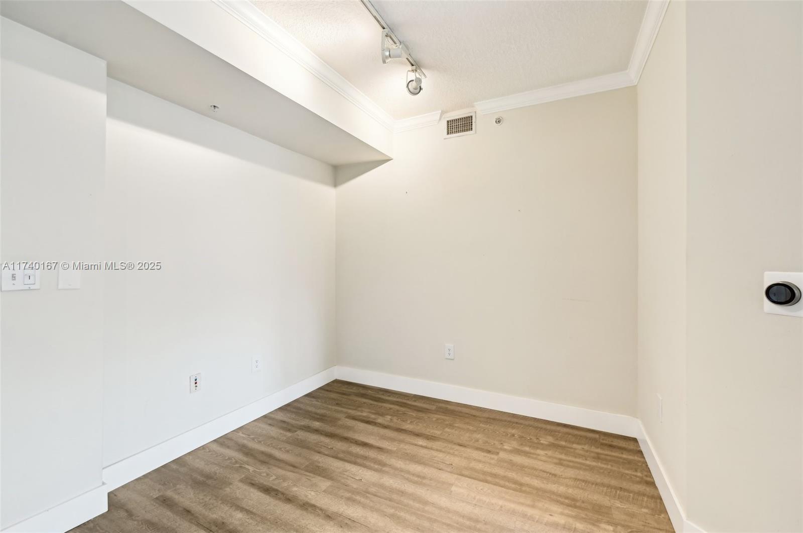 2000 N Bayshore Dr 304 Property Photo 12