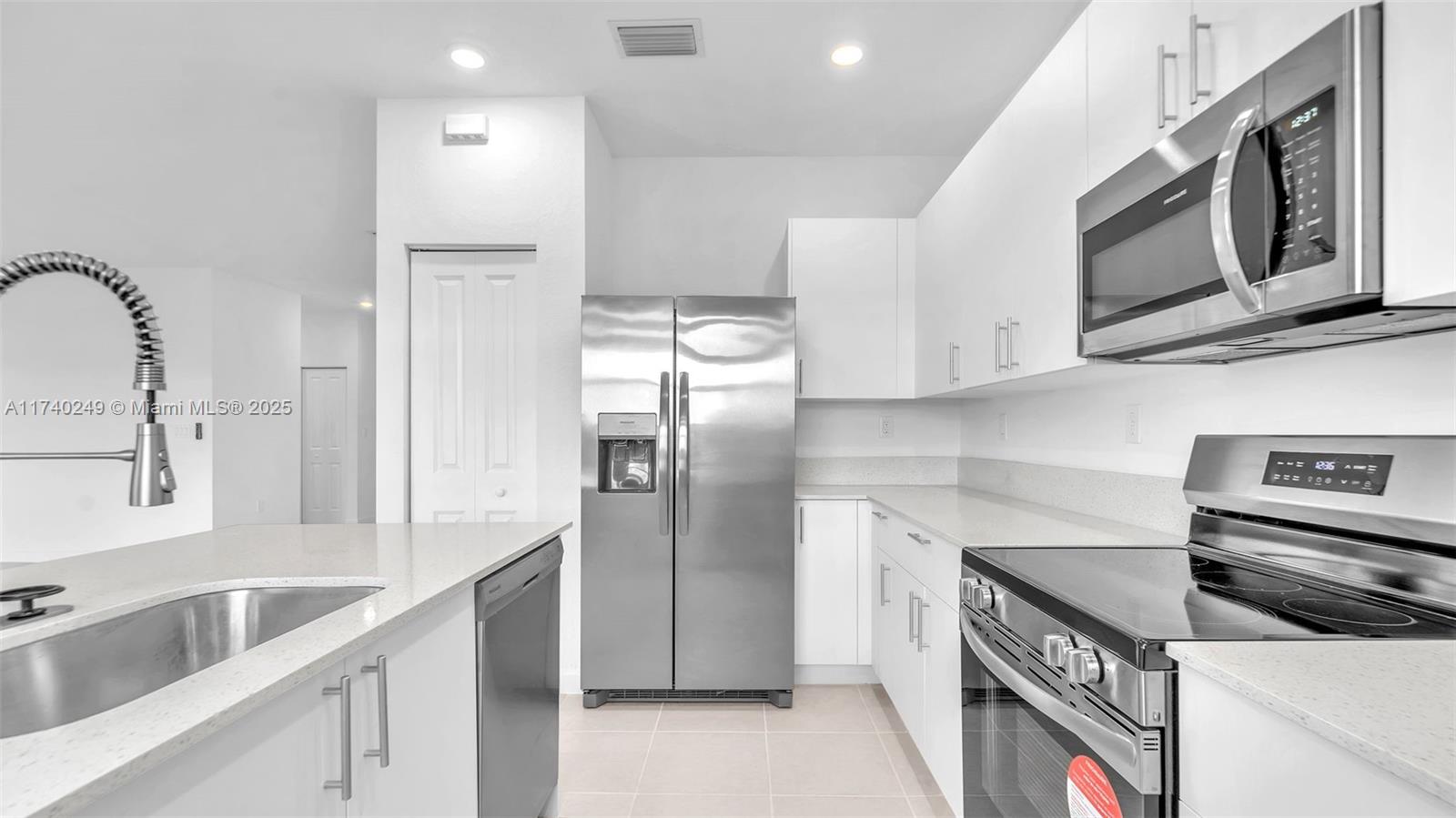 2400 Se 24 Drive Property Photo 25
