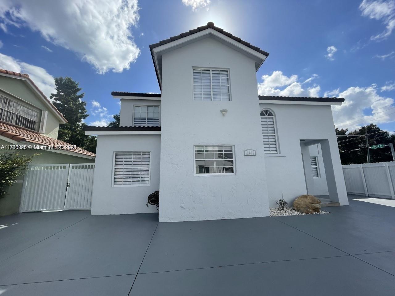 12676 Nw 7th Ln Property Photo 3