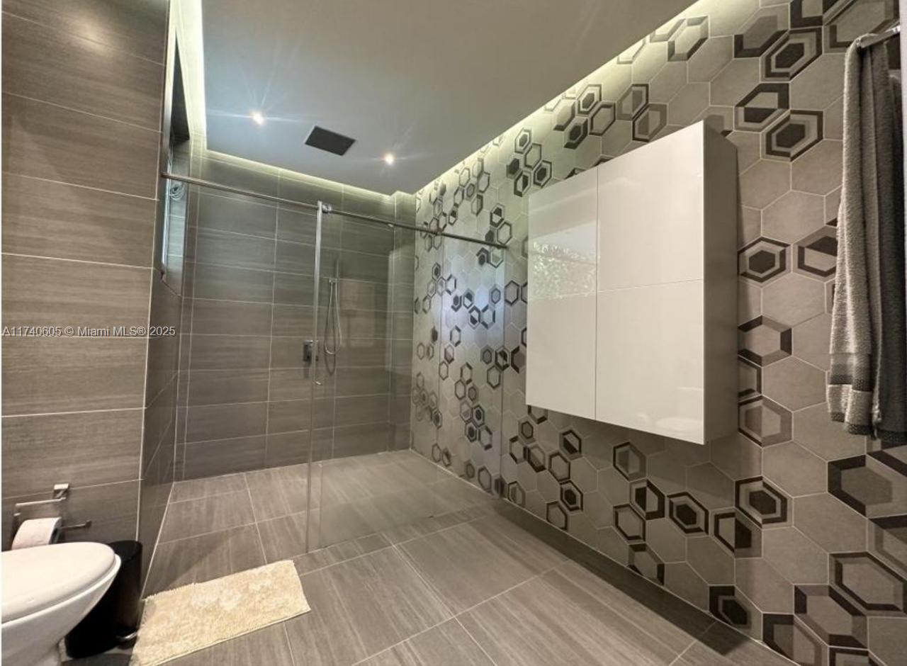A11740605 Property Photo 23