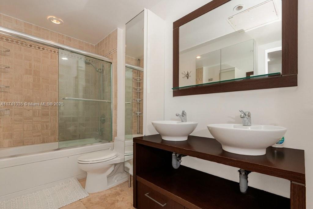 2301 Collins Ave 1629 Property Photo 4
